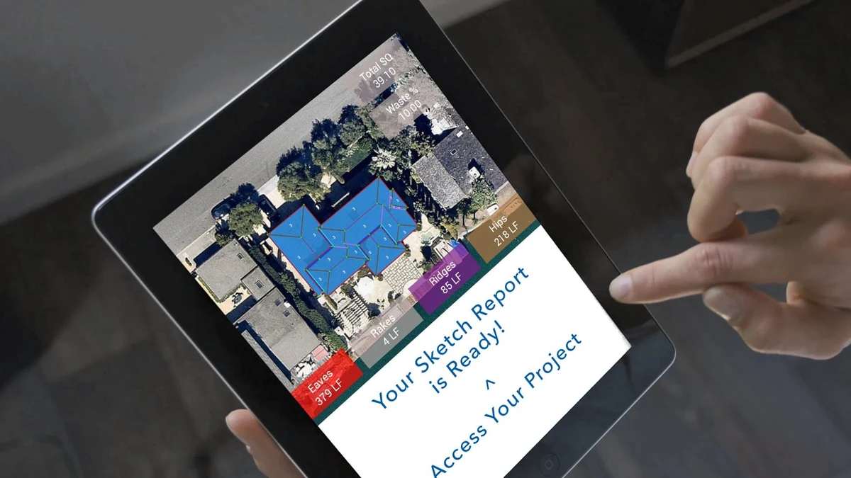 RoofSnap SketchOS measurement report displayed on an iPad showing roof outline with color-coded edges for eaves, rakes, ridges, hips, and total square count
